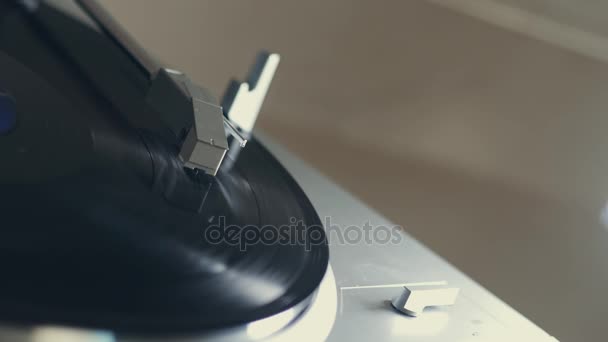 Gramófono - aguja giratoria de vinilo y gramófono — Vídeos de Stock