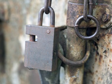 Yakın çekim Rusty asma kilit zinciri üzerinde metal bir geçit ile