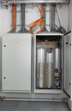 Optik kablolar çoğulluğu ile anahtarlama paneli veri merkezindeki sunucu odası mevcuttur