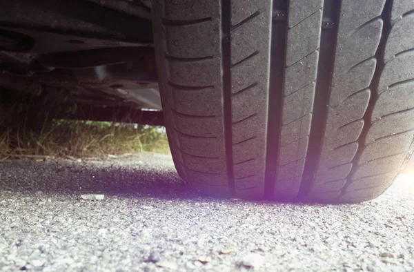 Pneu sale sur la voiture près du coucher du soleil — Photo