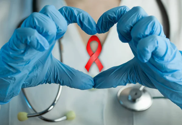 Doktor Haritayı parmak kalp ve kırmızı kurdele engelle AIDS kavramı ile kapatmak