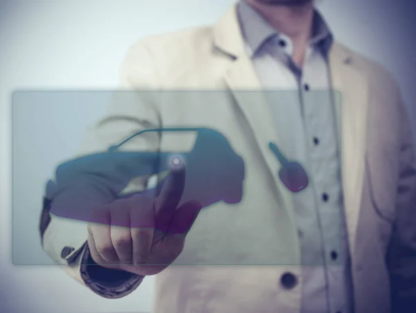 Sanal ekran araba simgesine dokunarak işadamı yakın çekim
