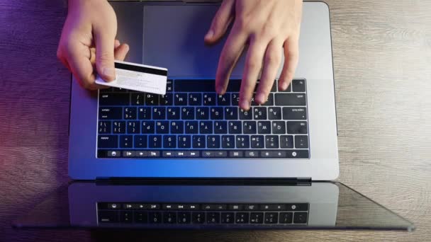 Использование кредитной карты для покупок или оплаты онлайн — стоковое видео