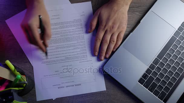 Vista superior de un hombre leer y firmar documento — Vídeos de Stock