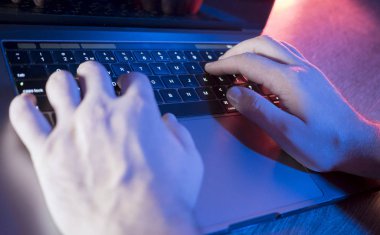 dizüstü bilgisayar kullanan iş adamı