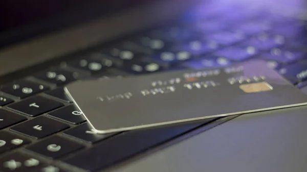 Üstünde tepe-in laptop klavye kredi kartları. Kavram görüntü veri ihlali, veri güvenliği, e-ticaret, online kredi kartı kullanın, veri şifrelemesi için. Seçici odak.