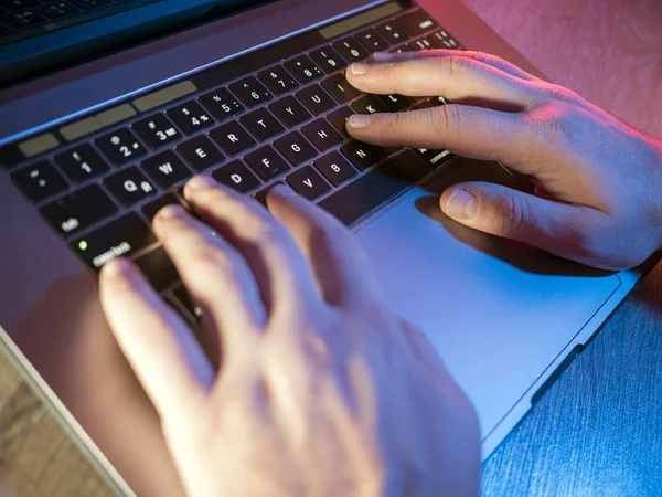 Ręce człowieka, wpisując na klawiaturze laptopa w biurze, mężczyzna robotnik i koncepcji biznesowych, na drewnianym stole. — Zdjęcie stockowe