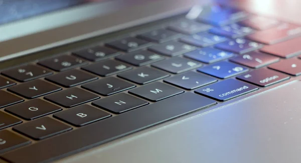 Svart belysta laptop tangentbord — Stockfoto