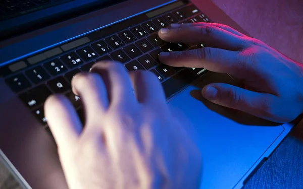 Adamın elleri tipik dizüstü klavye