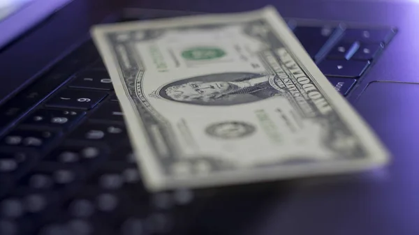 Bir dizüstü bilgisayar klavye iki ABD Doları. Kavram görüntü veri ihlali, veri güvenliği, e-ticaret, online kredi kartı kullanın, veri şifrelemesi için. Seçici odak.