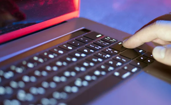 Erkek parmak basarak anahtarı girin