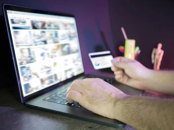 Pagamento on-line, fechar as mãos homem de negócios segurando um cartão de crédito e usando computador portátil para compras on-line — Fotografia de Stock