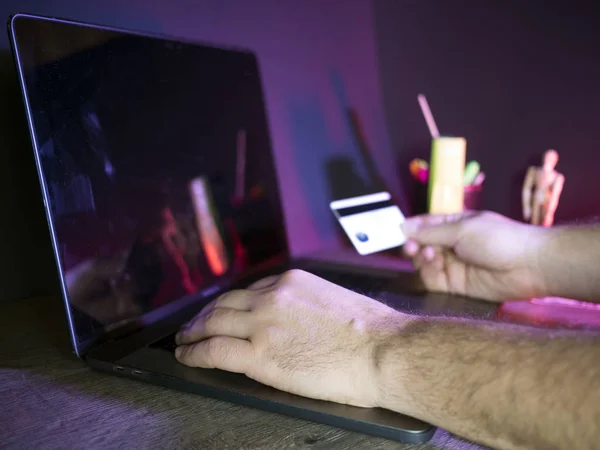 Płatności online, biznes człowiek ręce trzyma karty kredytowej i przy użyciu komputera przenośnego na zakupy online — Zdjęcie stockowe