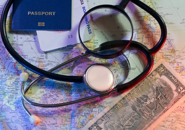 Концепция врачей без границ, стетоскоп, билеты, карта мира и паспорт — стоковое фото