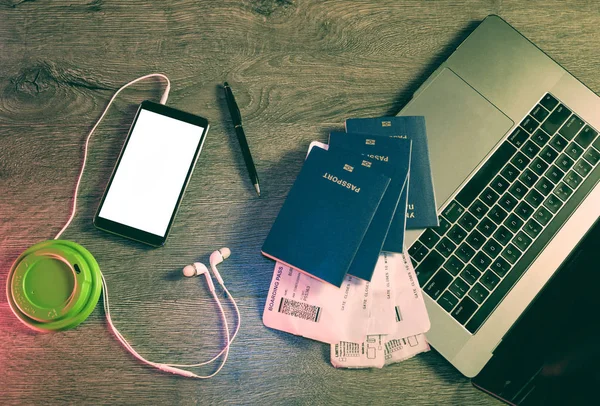 İş seyahat bilgisayar ve ofis masasında nesneleri