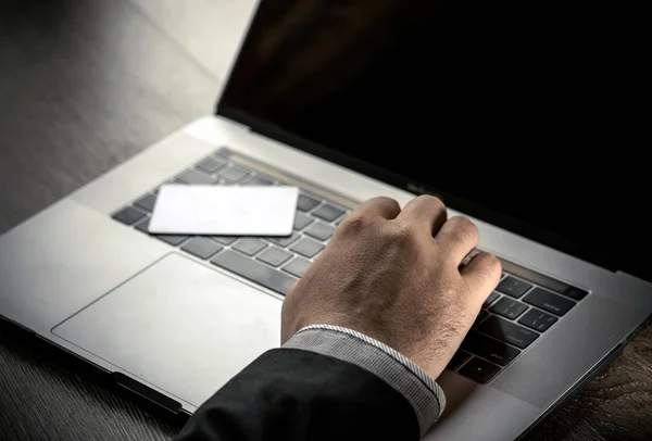 Närbild vit elektronisk svep kortet liggande tangentbord och hand skriva — Stockfoto