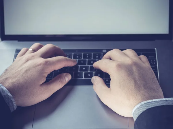 Close-up de homem de negócios mãos digitando no computador portátil — Fotografia de Stock