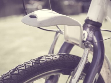 Bir açık bisiklet tekerleği seçici odak closeup