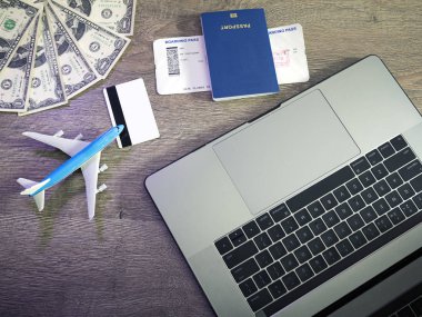 Tablo arka plan üzerinde kredi kartı ile online uçak bileti satın alma