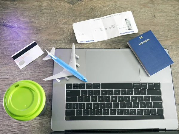 Tablo arka plan üzerinde kredi kartı ile online uçak bileti satın alma