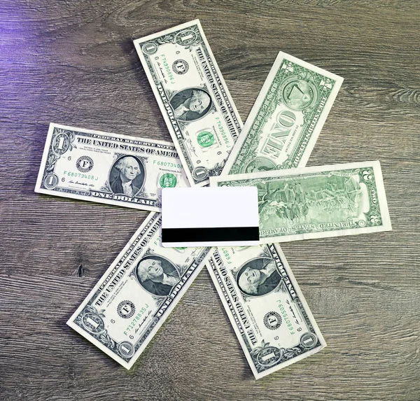Tarjeta de crédito blanca en blanco con tira magnética sobre mentiras en un dólar —  Fotos de Stock