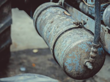 mavi motor motor ve araçları ayrıntıları ile paslı eski traktör