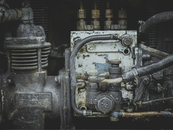 Vieux moteur de style rétro d'un tracteur agricole — Photo