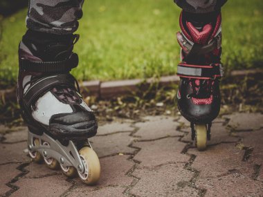 Anne ve çocuk ayak, bankta oturan insanlar üzerinde giyen inç - line paten, yakından görmek