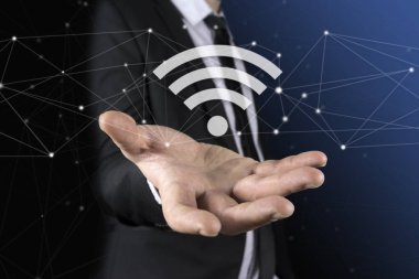 Ücretsiz Wi-Fi hotspot arabirimini kullanarak arka plan bulanık üzerinde işadamı