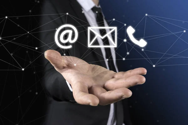 İşadamı üzerinde uçan ağ bağlantısı kullanarak arka plan bulanık