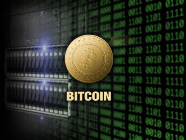 Sunucu ve dijital kod arka plan üzerinde altın bitcoin