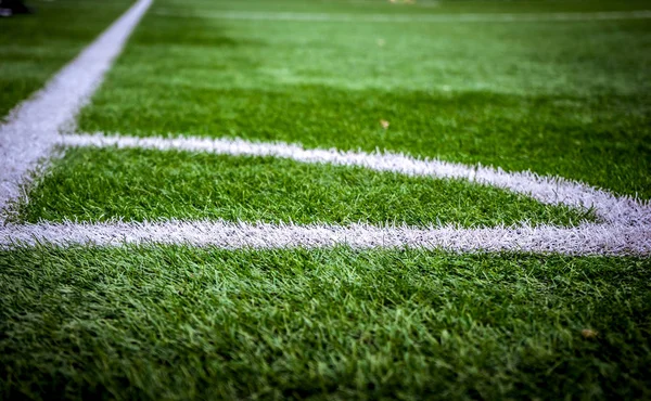 Köşe futbol alanı veya futbol alan doku arka plan. Yeşil çimenlerin üzerinde beyaz çizgiler. Spor arka plan kavramı.