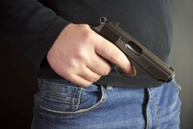 Adam onların sırt, soygun, suç, arkasında silahı saklamış kaçırma