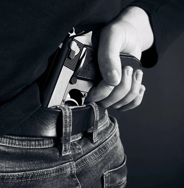 bir el kapmak pantolon siyah ve beyaz fotoğraf tabancada yakın çekim