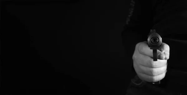 Мужская Рука Направляет Пистолет Вперед Черно Белое Фото Копировальное Пространство — стоковое фото