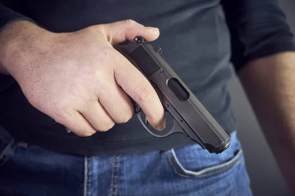 Elinde bir silah katil onu atış silah elinde tutan adamın kırpılmış yan.