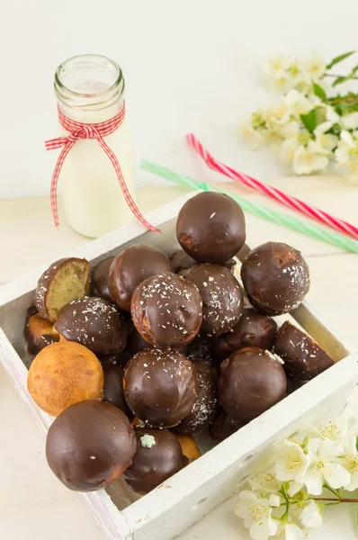 Choklad cake pops i en trälåda — Stockfoto