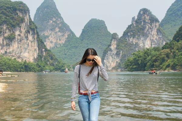 Menina bonita no Rio Li em Yangshou, China — Fotografia de Stock