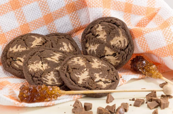 Hnědá čokoláda čip cookies na oranžový ubrus — Stock fotografie