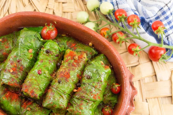 Sarma-Rollen in einem traditionellen Teller und Kirschtomaten — Stockfoto