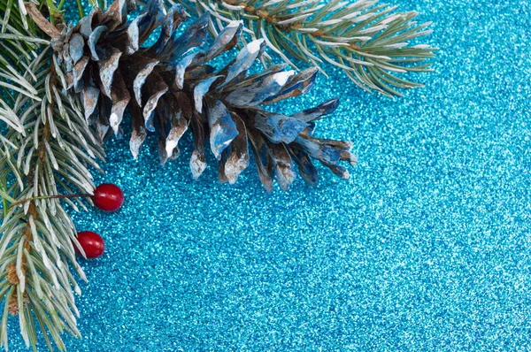Pinecones and fir tree on sparkling background. — Stock Photo, Image