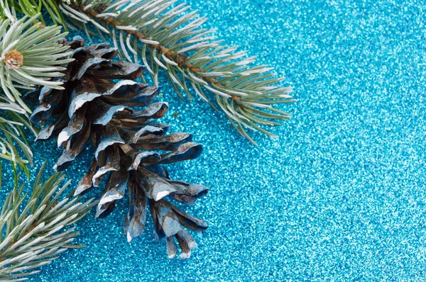 Pinecones και έλατο σε αστραφτερό φόντο. — Φωτογραφία Αρχείου