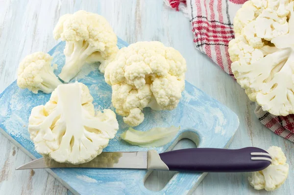 Raw cauliflower on a wooden table — Stock Photo, Image