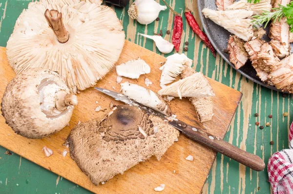 Funghi di ombrellone su un tagliere — Foto Stock