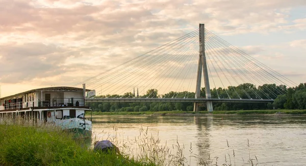 ヴィスワ川に架かる聖橋十字架 — ストック写真