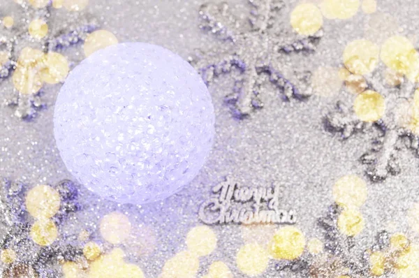 Χριστουγεννιάτικη μπάλα στολίδι με νιφάδες χιονιού — Φωτογραφία Αρχείου