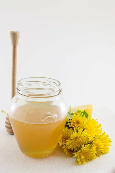 Tarro de miel y flor de diente de león amarillo —  Fotos de Stock