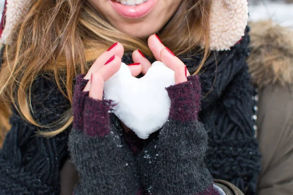 女人手里捧着心脏形雪球 — 图库照片