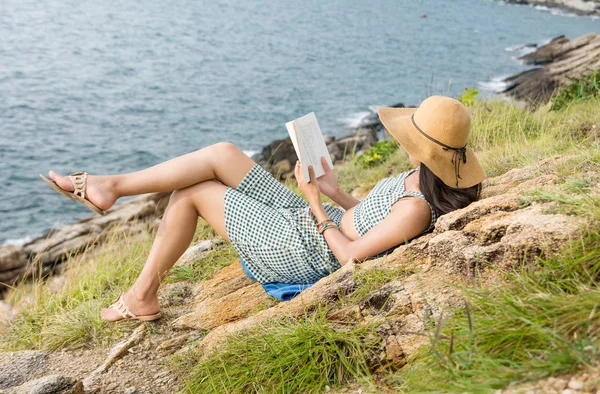 Reading a book with the perfect horizon view — Stock Photo, Image