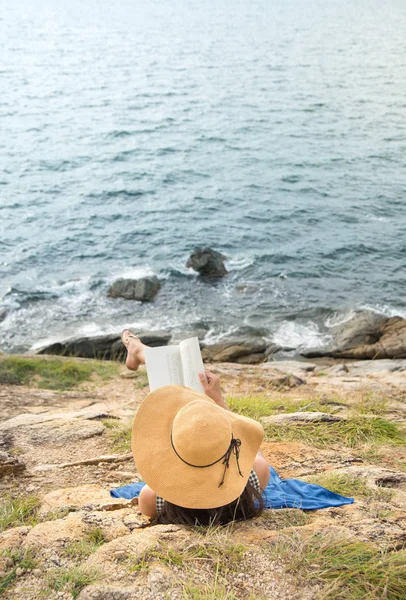 Ler um livro com a vista perfeita para o horizonte — Fotografia de Stock